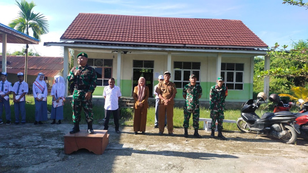 Melalui Danramil 03/Tempuling, Kodim 0314/Inhil Berikan Bantuan Mesin Potong Rumput Untuk SMKN 1 Tempuling