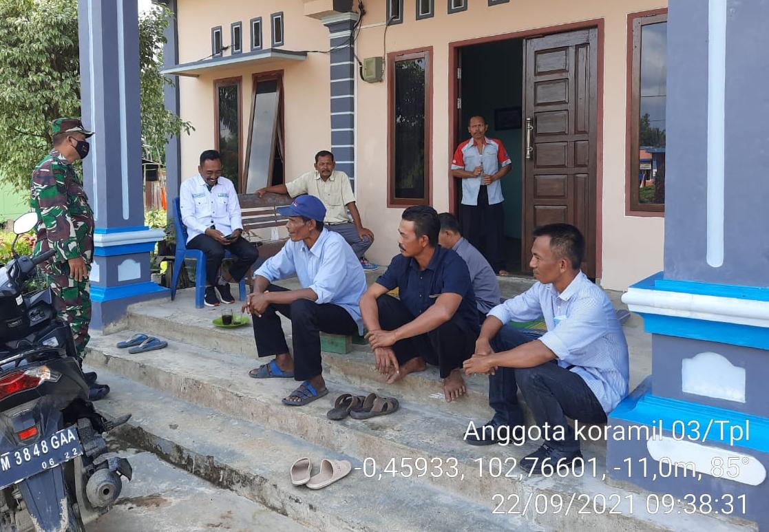 Babinsa Koramil 03/Tempuling Melaksanakan Komsos dengan Warga Desa Pekan Tua