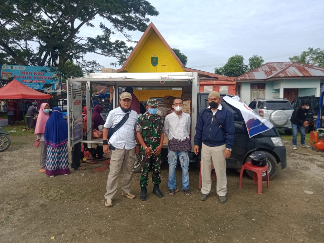 Danramil 03/Tempuling Membantu Pelaksanaan Operasi Pasar Bulog