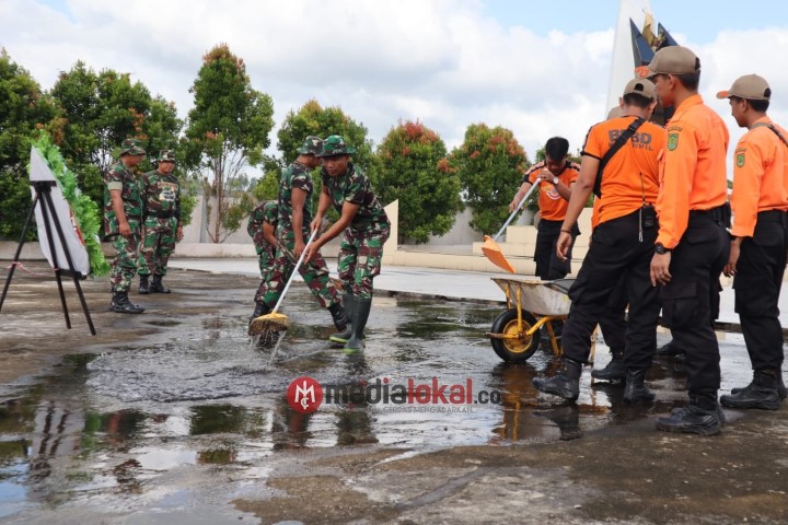 Rangka HUT BPBD ke-3, Kodim 0314/Inhil dan BPBD Inhil Goro Bersihkan Makam Pahlawan Yudha Bhakti 