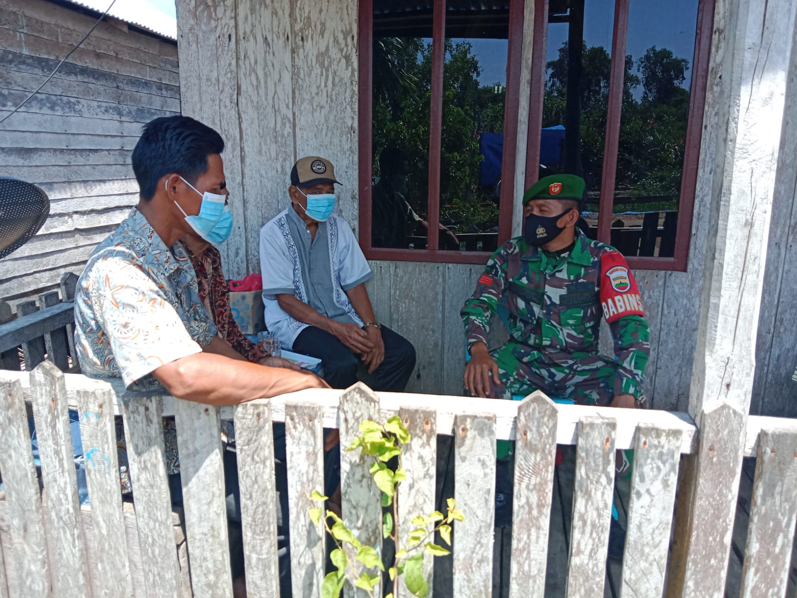 Babinsa Kelurahan Sapat Himbau Warga Agar Senantiasa Terapkan Prokes