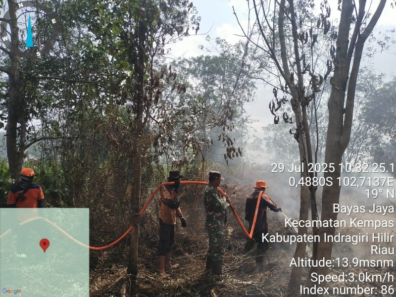 Babinsa Koramil 03/Tempuling Laksanakan Pemadaman Karhutla di Desa Bayas Jaya, Kecamatan Kempas