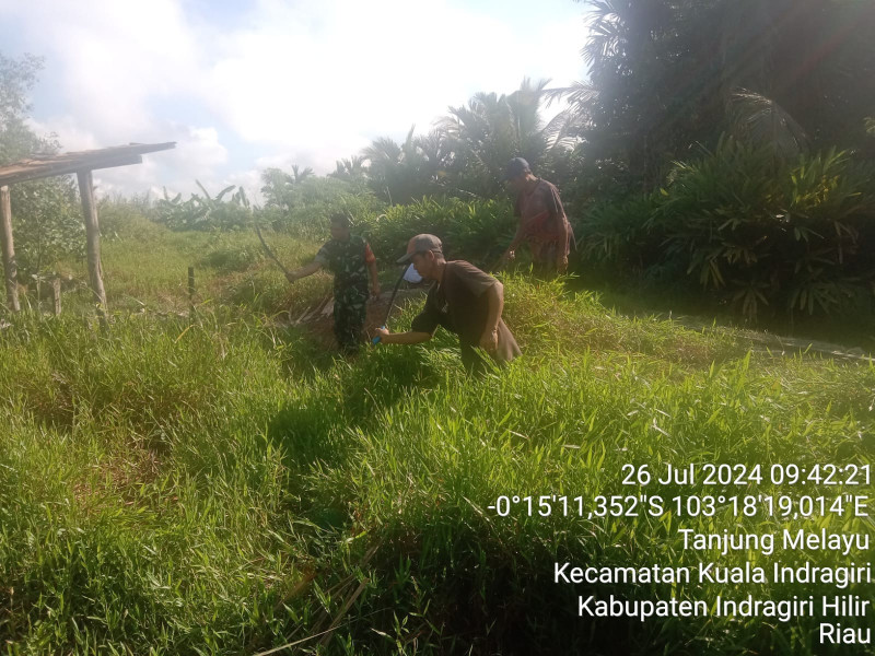 Wujudkan Kerjasama Yang Erat, Babinsa Serda Ali Borkat Harahap Bantu Bersihkan Bantaran Parit
