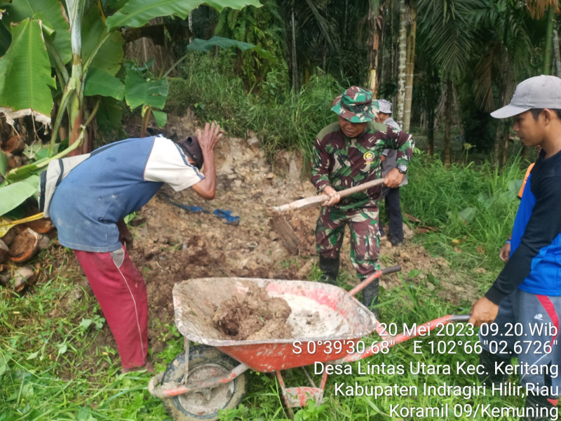 Giat Goro Untuk Penimbunan Jalan Bersama Babinsa Koramil 09/Kemuning