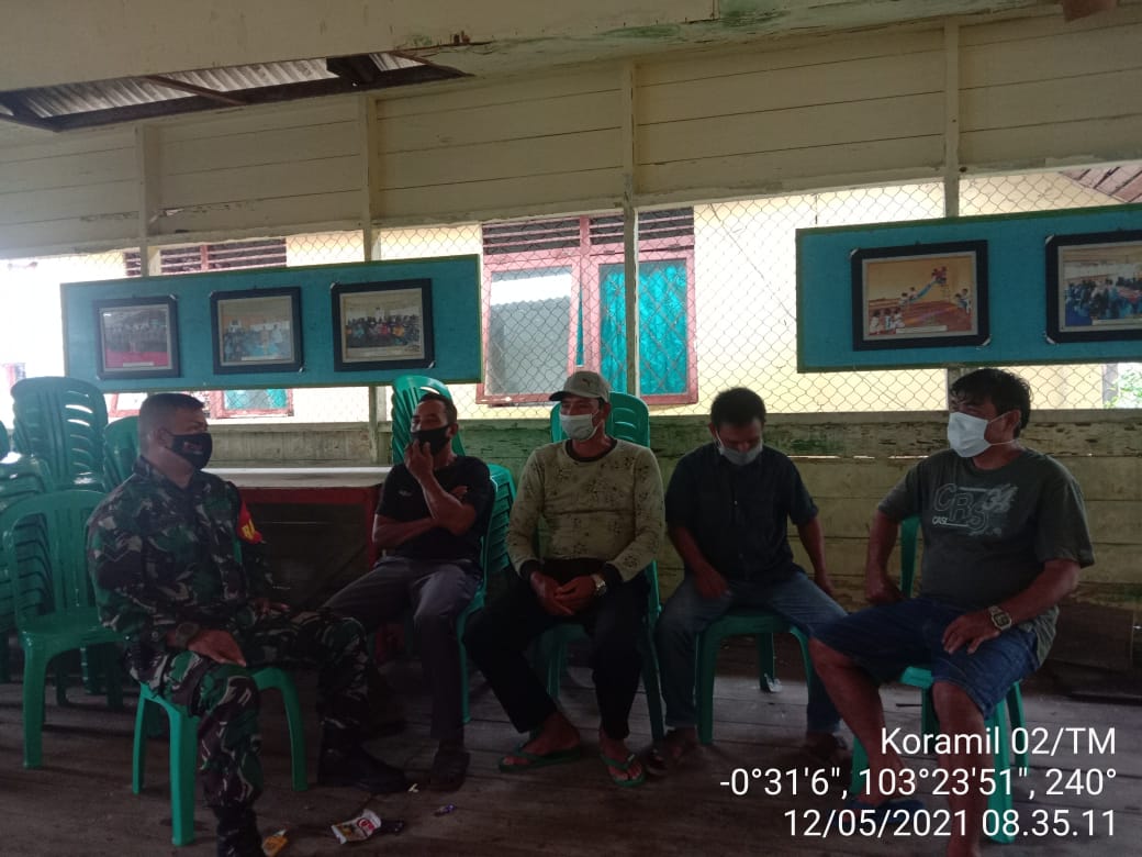 Sambangi Masyarakat Jelang Lebaran, Sertu Syamsir Lakukan Komsos