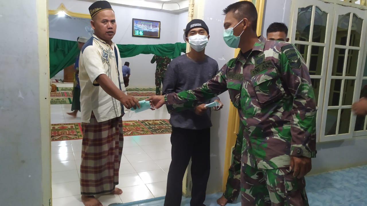 Sholat di Masjid, Anggota  Satgas TMMD Peduli Prokes