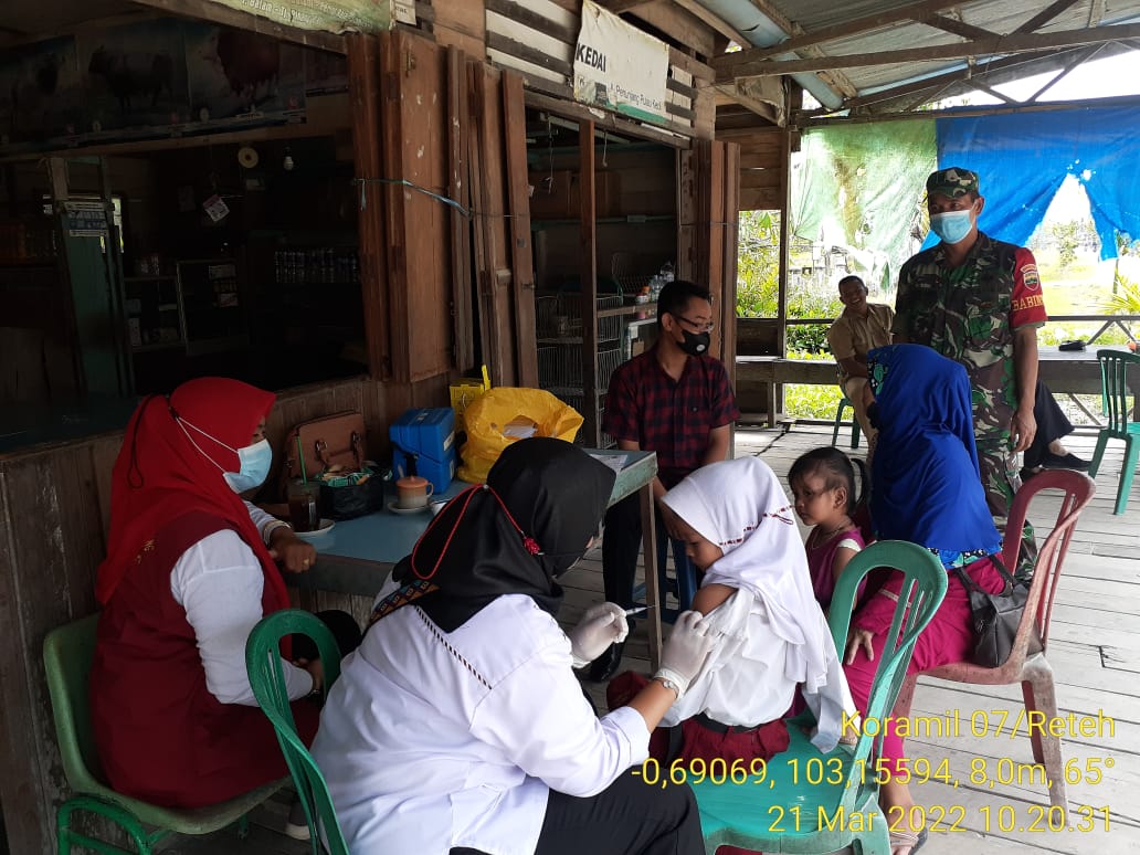 Koramil 07/Reteh Lakukan Serbuan Vaksin di Desa Pulau Kecil