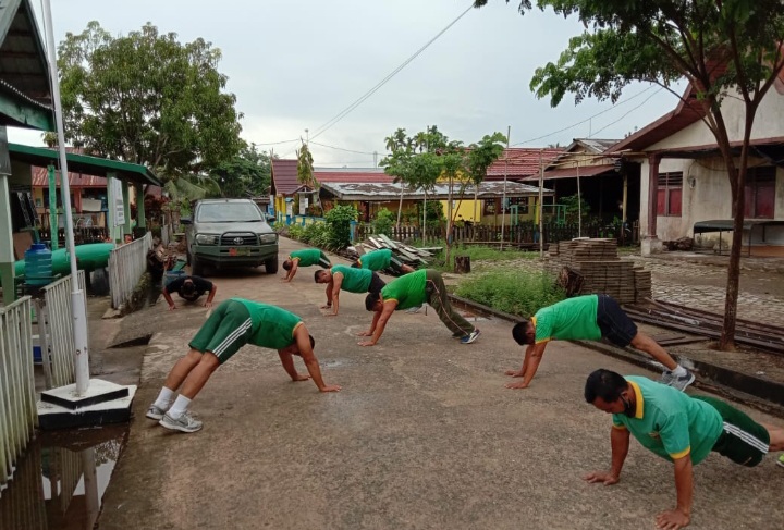 Tetap Olahraga Dimasa Pandemi, Babinsa Koramil 03/Tempuling Awali Hari dengan Lari Pagi