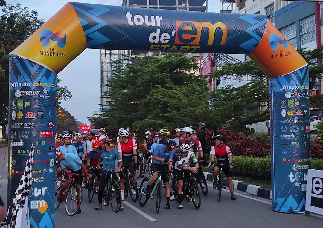 165 Pembalap Sepeda Ramaikan Tour de Em Nongsa Roll and Race