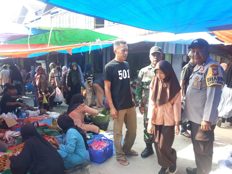 Giat Rutin Babinsa Koramil 05/Gas Serma Sasmito Laksanakan Patroli di Pasar Mingguan