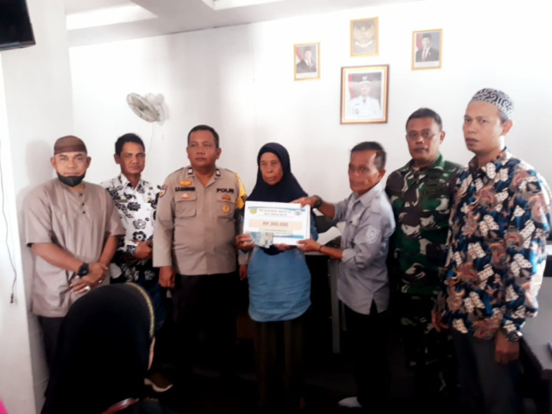 Babinsa Koramil 05/GAS Serma Sasmito Kawal Penyaluran Bantuan Langsung Tunai di Desa Belantaraya