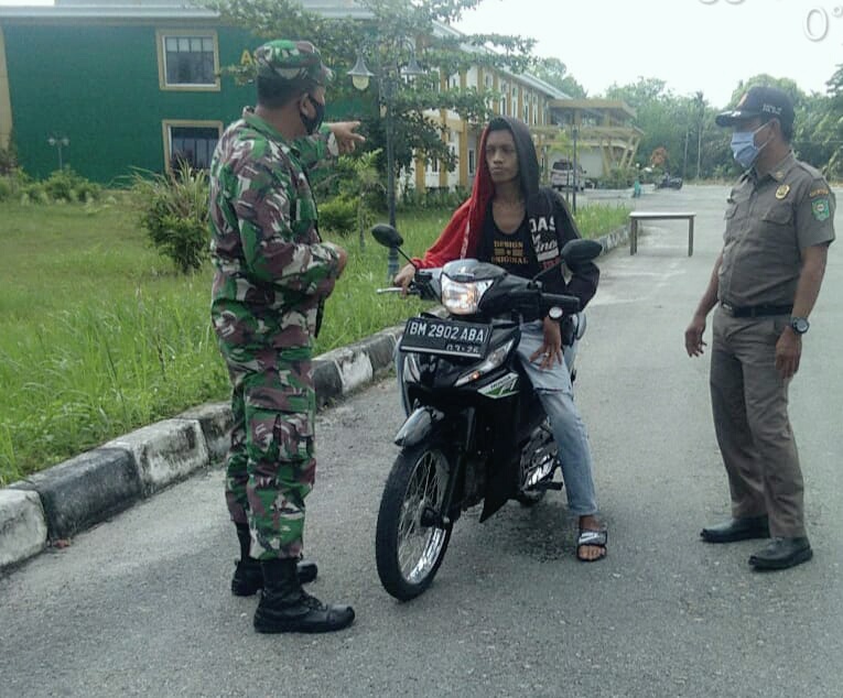 TNI Bersama Satpol PP Laksanakan Pengamanan Tempat Isolasi