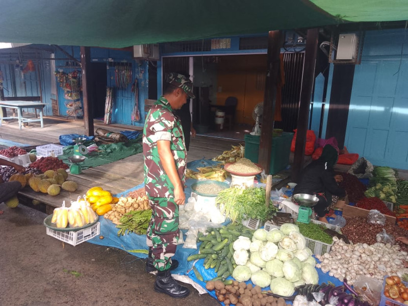 Bersama Pedagang Sayur, Babinsa Koramil 04/Kuindra Jalin Silaturahmi Antar Sesama