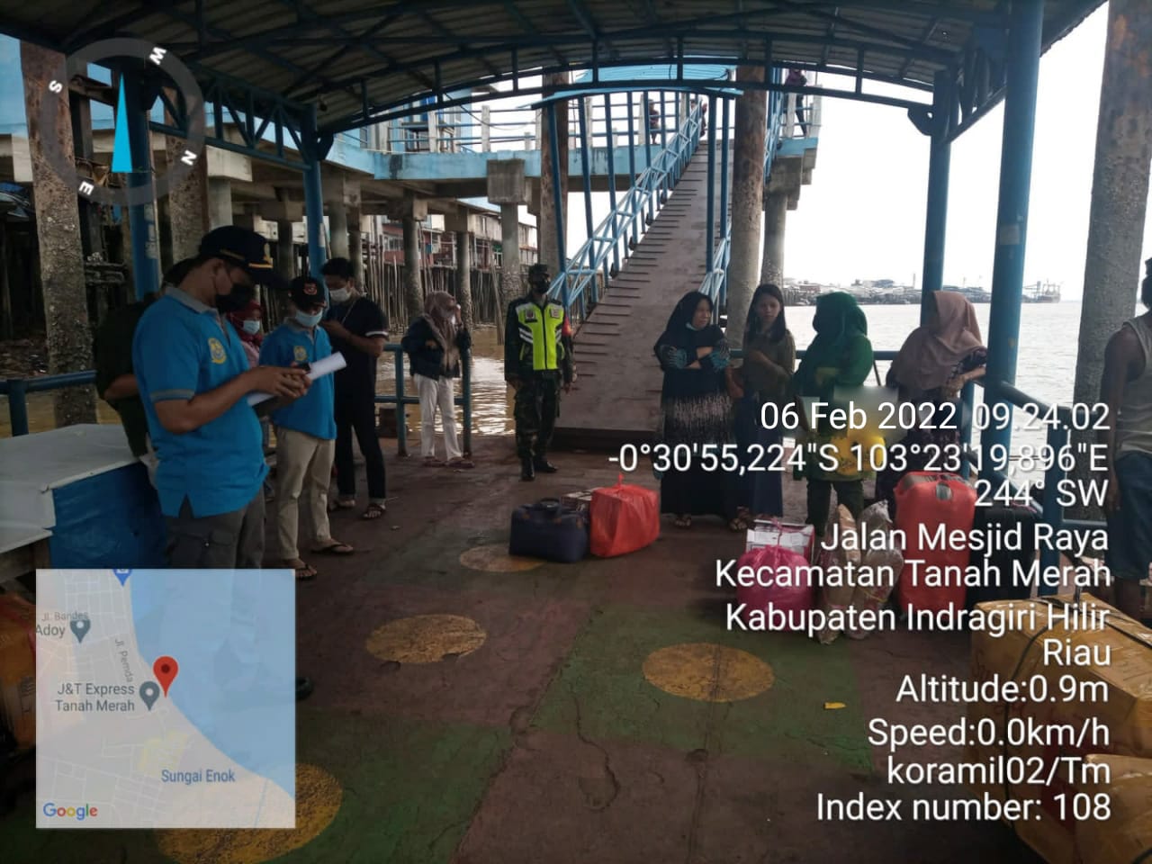 Babinsa Koramil 02/Tanah Merah Kodim 0314/Inhil Gelar Penegakan Disiplin Prokes di Pelabuhan