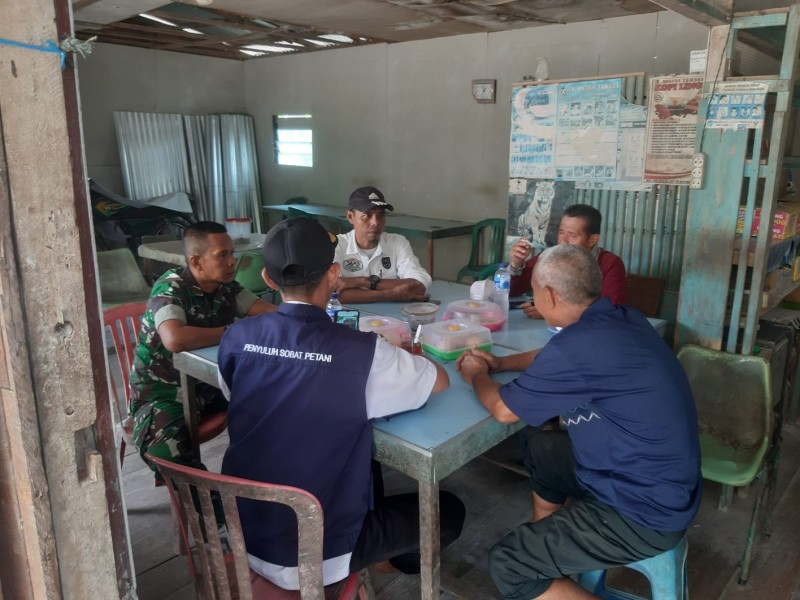 Meningkatkan Kedekekatan dan Rasa Kekeluargaan dengan Masyarakat: Babinsa Koramil 07/Reteh Laksanakan Komsos