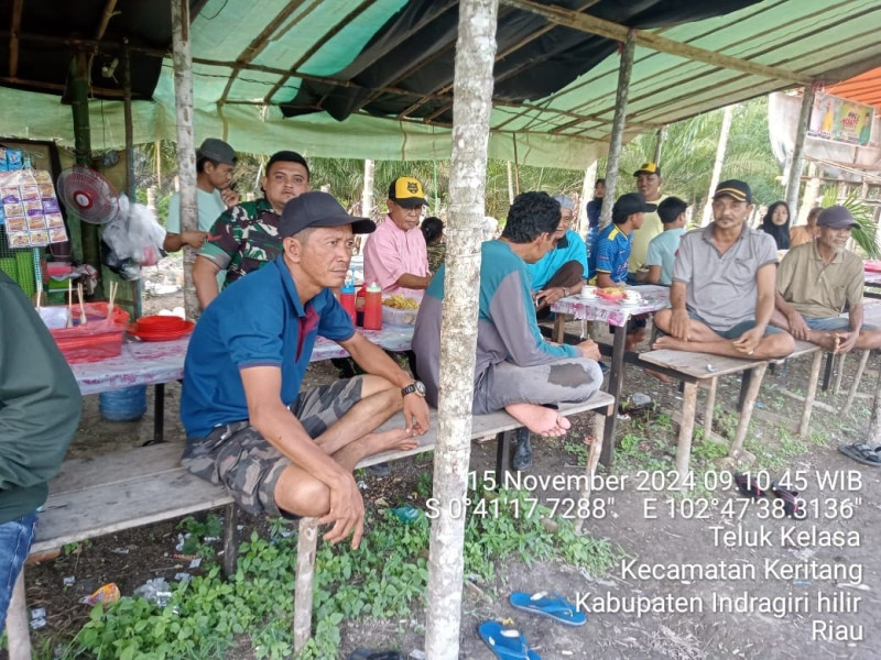 Ciptakan Kedekatan, Babinsa Koramil 09/Kmg Bersama Aparat Desa Jalin Hubungan Baik