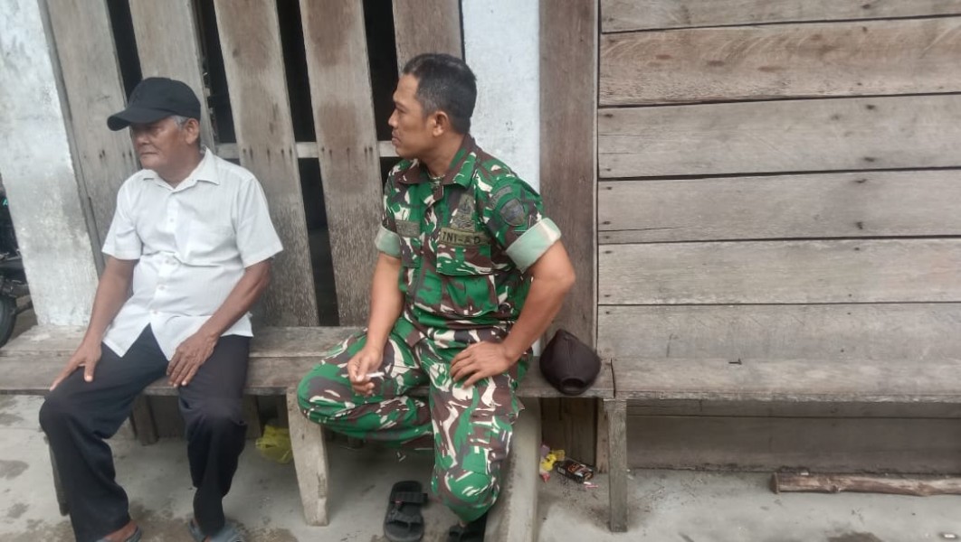 Babinsa Koramil 04/Kuindra: Komsos untuk Meningkatkan Silaturahmi dan Keakraban