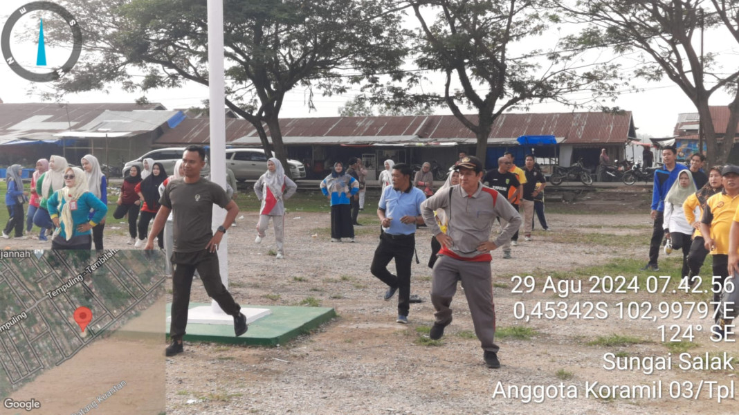 Babinsa 03/Tpl Ikut Senam Pagi Dan di Lanjutkan Gotong Royong di Kantor Camat Tempuling