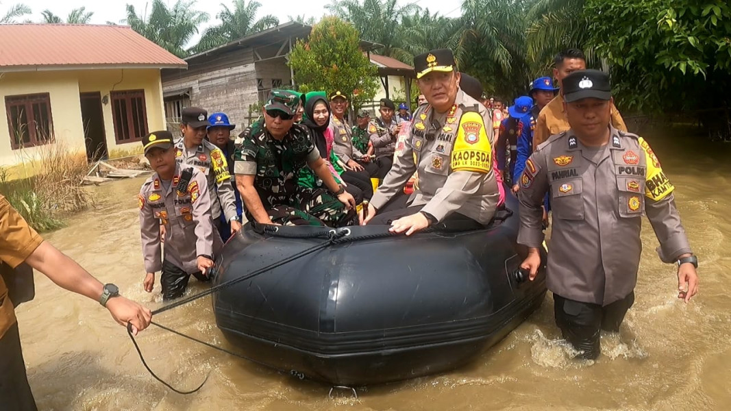 Danrem 031/WB Bersama Kapolda Riau Salurkan Bantuan Kepada Korban Banjir