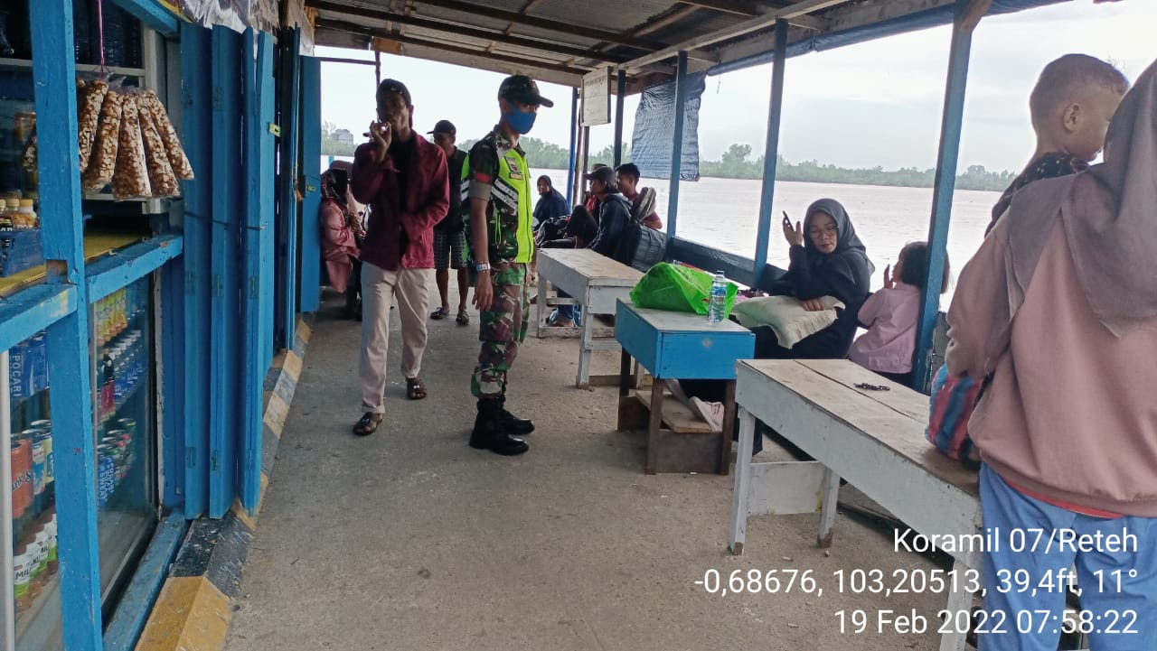 Personel Babinsa Koramil 07 Lakukan Pengecekan dan Pengawasan Covid-19 di Pelabuhan