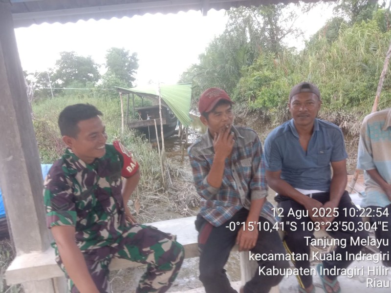 Babinsa Koramil 04/KDR Laksanakan Komsos dengan Masyarakat di Dusun III Teran Tanjung Melayu