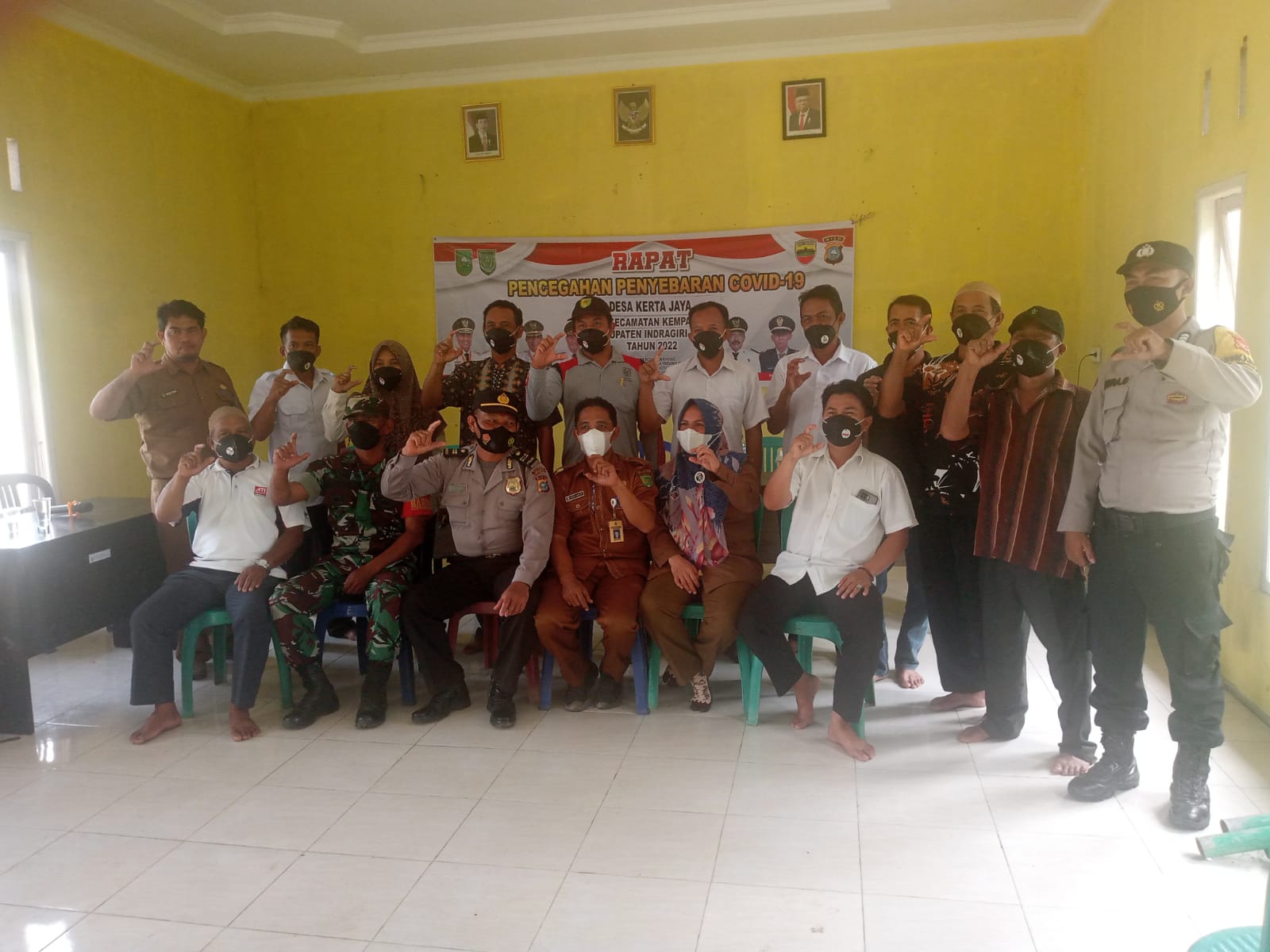 Babinsa Koramil 03/Tempuling Hadiri Rapat Pencegahan Covid-19 Desa Kerta Jaya