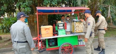 Satpol PP Inhil Tegur Pedagang dengan Senyum, Sapa, dan Salam