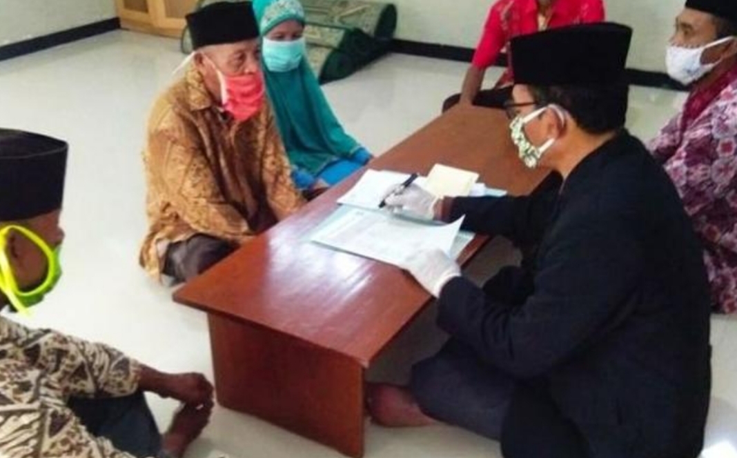 Udah Kebelet, Kakek dan Janda Desa Beda 34 Tahun Tetap Gelar Pernikahan di Tengah Pandemi Covid-19 Udah Kebelet, Kakek dan Janda Desa Beda 34 Tahun Tetap Gelar Pernikahan di Tengah Pandemi Covid-19