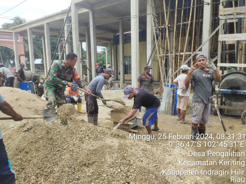 Babinsa Koramil 09/Kemuning Lakukan Pengecoran Mesjid Al-Amin Desa Pengalihan