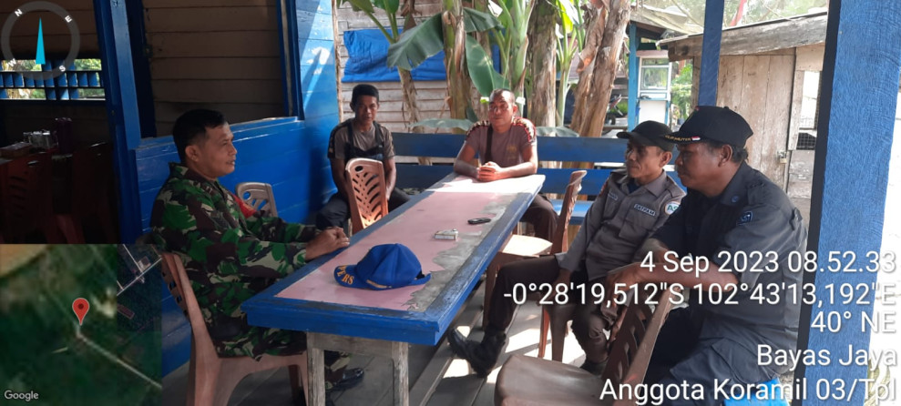 Dengan Cara Komsos Bersama Security PT BBF, Personel 03/Tpl Sampaikan Tentang Kemanan Wilayah