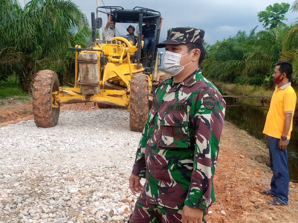 Pastikan Aman dan Lancar, Pasi Intel Satgas TMMD ke-111 Tinjau  Aukas Jalan