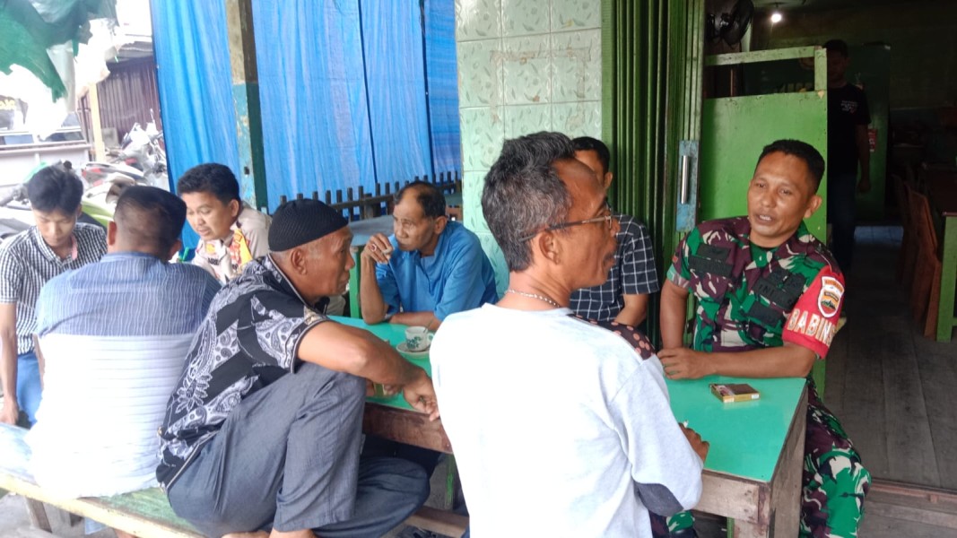 Babinsa Koramil 05/Gas Koptu Umar Nasution Komsos Dengan Warga Binaan Jalin Silaturahmi dan Kedekatan