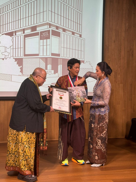 Karya Buku Puisi Wina Armada Sukardi Mendapat  Anugrah MURI