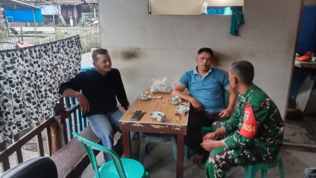 Babinsa Koramil 07/Reteh: Komsos untuk Menjaga Keamanan dan Ketertiban