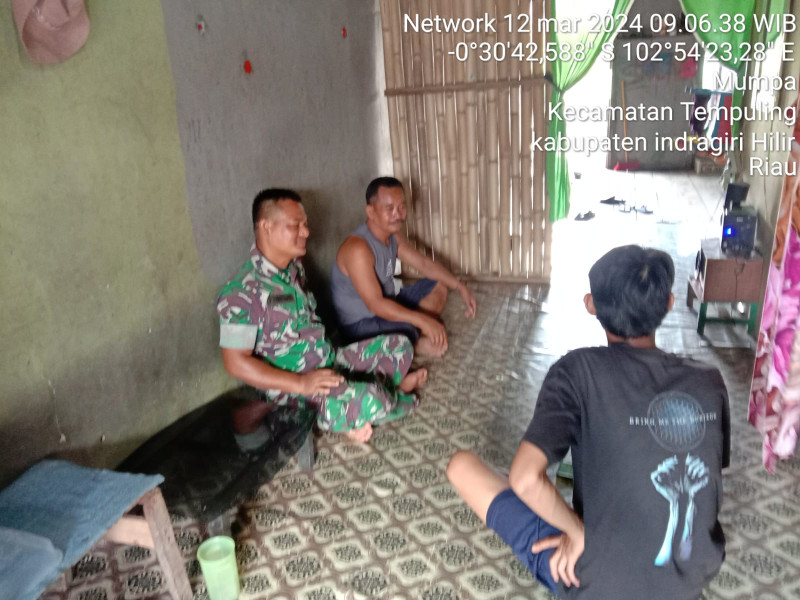 Jalin Silaturahmi di Bulan Ramadhan, Babinsa Koramil 03/Tpl Lakukan Komsos Bersama Warga