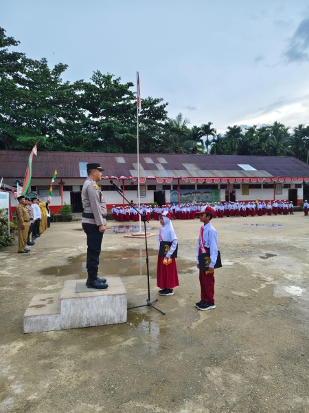 Kapolsek Tempuling Jadi Pembina Upacara di SDN 008 Teluk Jira, Ajak Siswa Tanam Pohon Lewat Program Green Policing