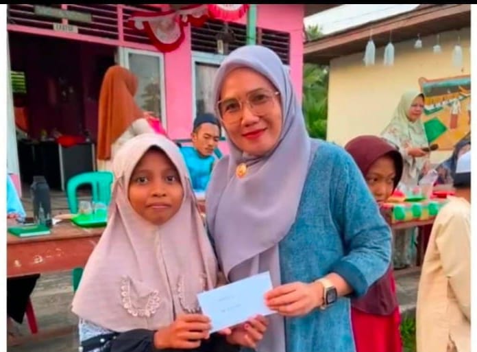 Bukber Penuh Berkah, SDN 004 Pelangiran Salurkan Santunan untuk Anak Yatim dari Program Jum’at Ikhlas Berbagi