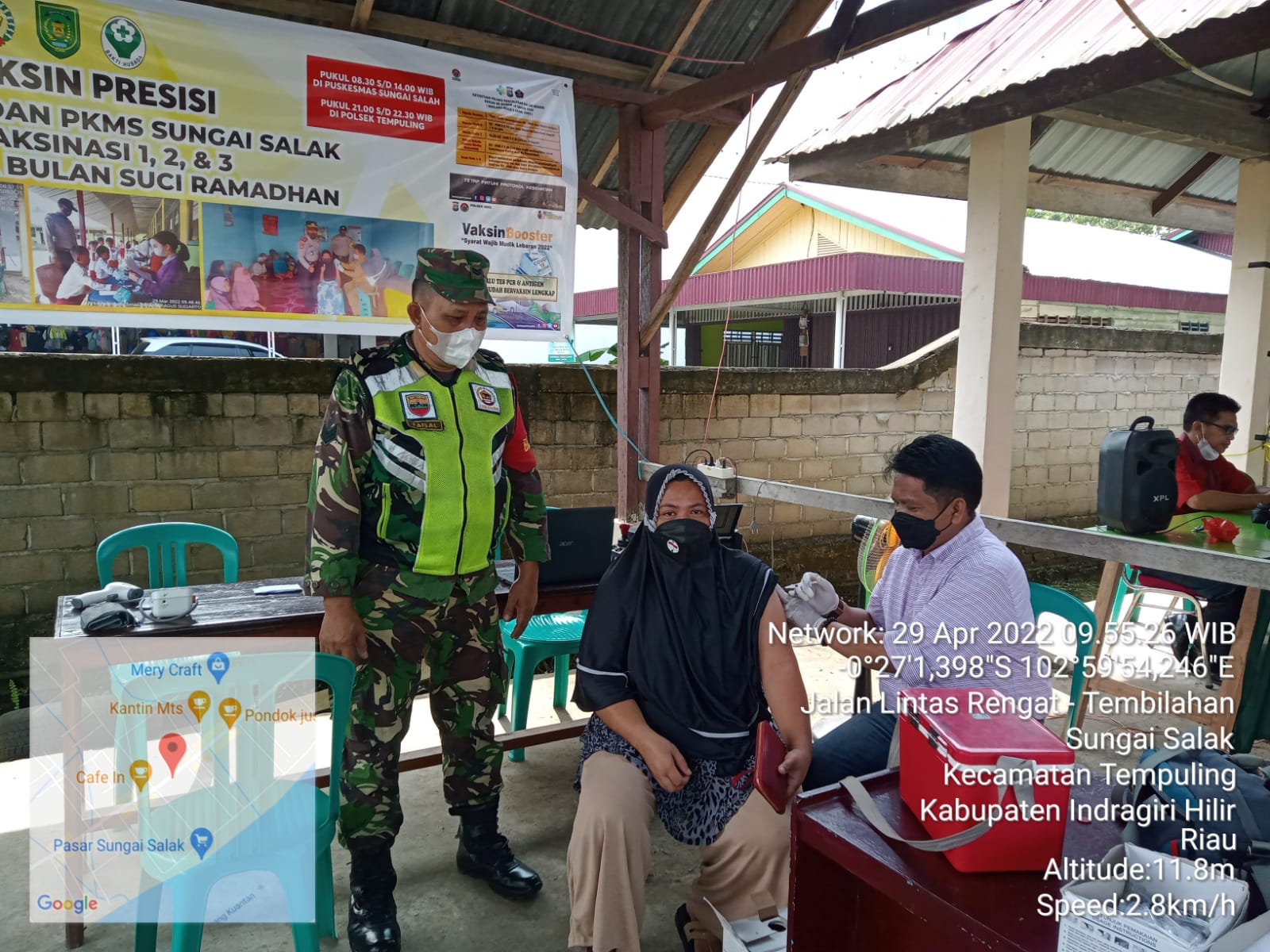 Sinergi dengan Bhabinkamtibmas, Anggota Koramil 03/Tempuling Pantau dan Amankan Vaksinasi Covid-19