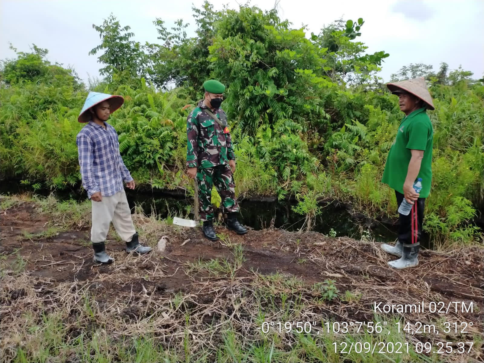 Cegah Karhutla, Babinsa 02/Tanah Merah Lakukan Patroli dan Sosialisasi