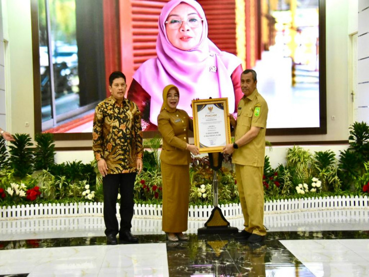 Diserahkan Gubernur Riau, Kabupaten Kampar Raih Penghargaan UHC dengan Persentase 97,70%