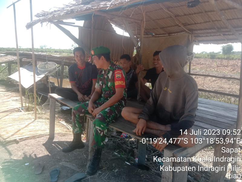 Duduk Santai, Babinsa Koramil 04/Kuindra Berbagi Ilmu Kepada Masyarakat Setempat