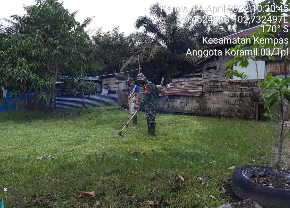 Peduli Kebersihan, Babinsa 03/Tempuling Bersihkan Lingkungan Pos Babinsa