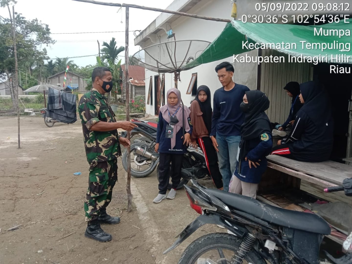 Tingkatkan Komsos, Babinsa Ajak Mahasiswa/i KKN Menjadi Penggerak Dan Kreatif Desa