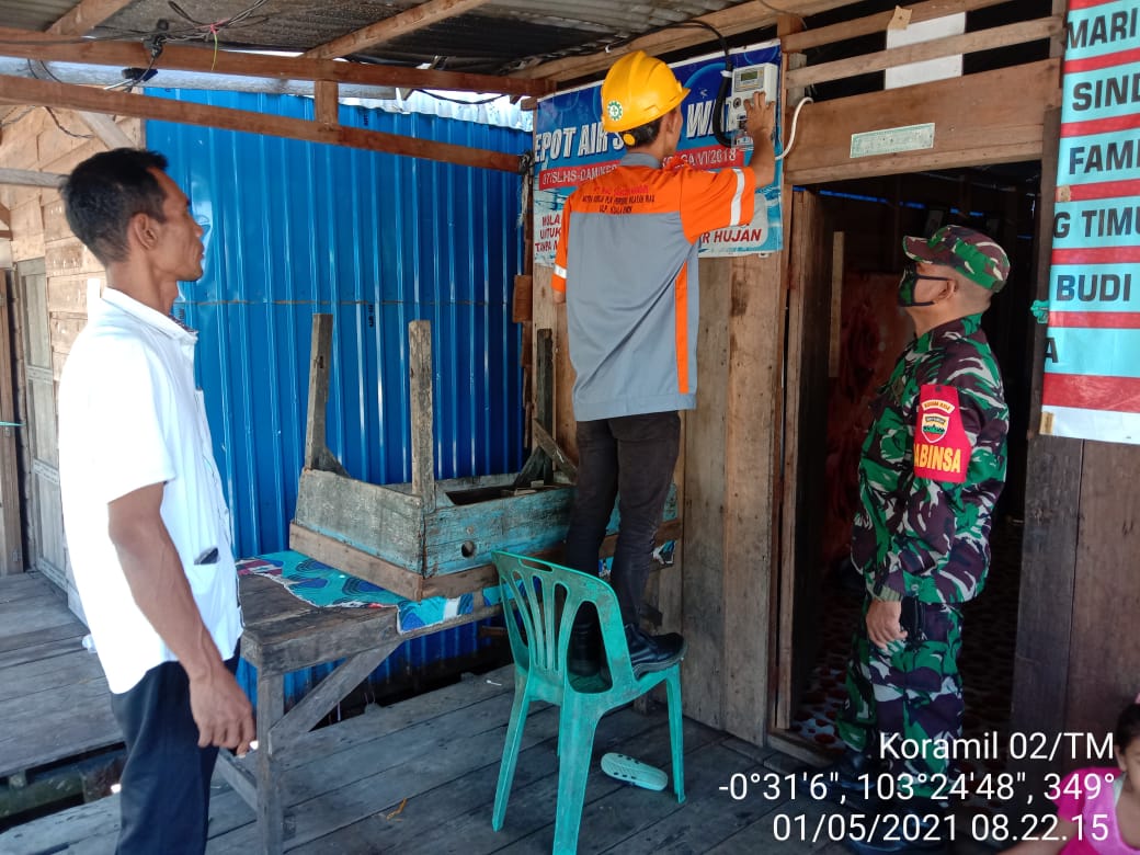 Babinsa Komsos dan Dampingi Petugas PLN di Tanjung Pasir