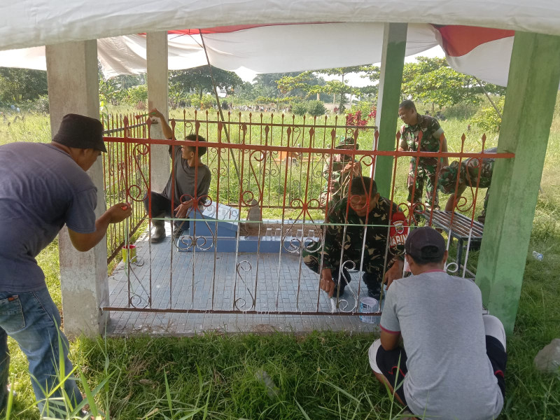 Goro Babinsa 03/Tpl Bersama Warga Bersihkan Makam Pahlawan