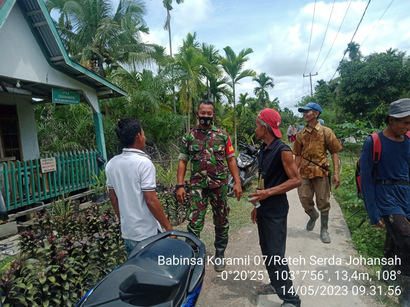 Koramil 07/Reteh Serda Johansah Himbau Jaga Kebersihan Lingkungan Sekitar