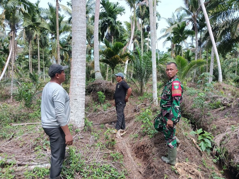 Babinsa Serda M. Tahir Terus Tingkatkan Kesadaran Masyarakat Melalui Patroli Tapal Batas