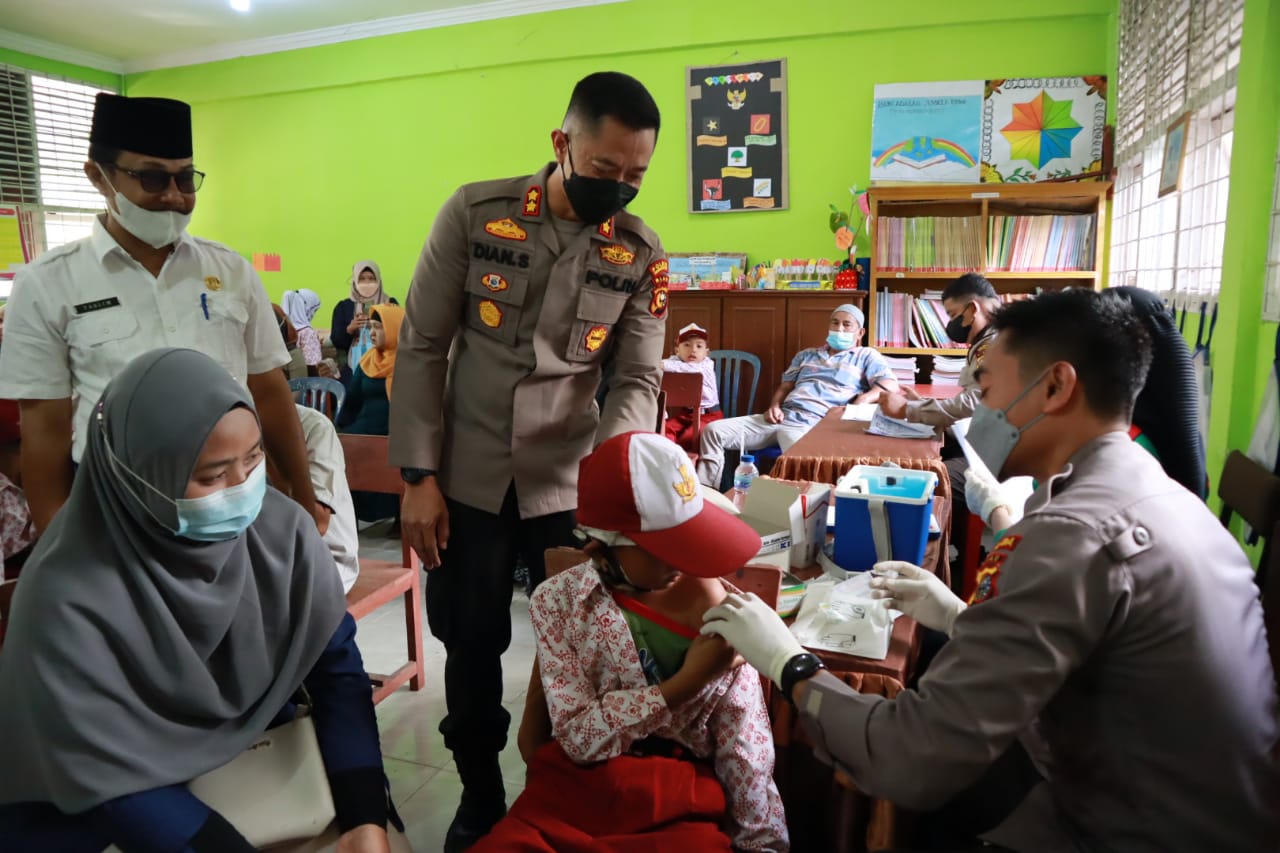 Kapolres Inhil Tinjau Pelaksanaan Vaksinasi untuk Anak-anak Usia 6-11 Tahun di SDN 003