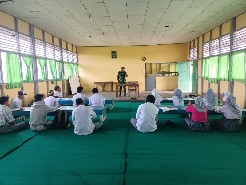 Babinsa Desa Lajau Laksanakan Komsos dengan Siswa SMA tentang Penerimaan TNI AD
