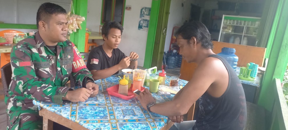 Mengabdi dengan Hati, Praka LF Siallagan Babinsa Koramil 03/Tpl Laksanakan Komsos di Desa Mumpa